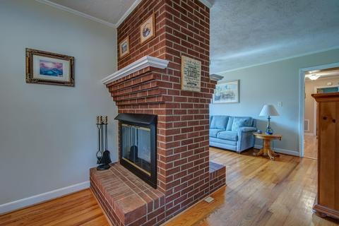 203 N Pine St, Lowell, NC 28098 photo 9