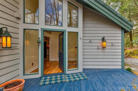180 Round Hill Rd, Sapphire, NC 28774