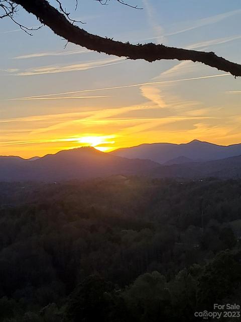 310 Sunset Mountain Rd, Bakersville, NC 28705
