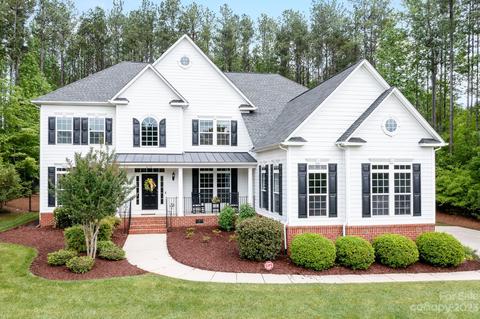619 Winter Walk Ln, Lake Wylie, SC 29710