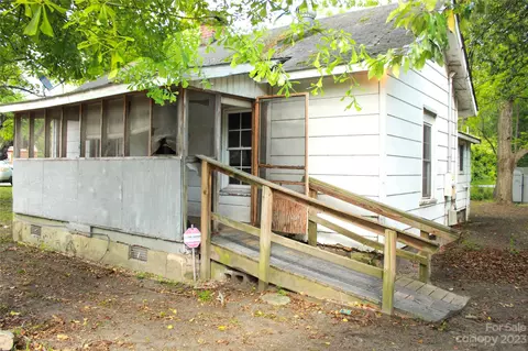 250 Earle Franklin Dr, Hamlet, NC 28345