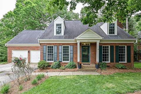 101 Foxfield Ln, Matthews, NC 28105