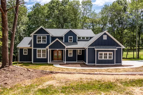 4820 Glen Hollow Ln NE, Hickory, NC 28601