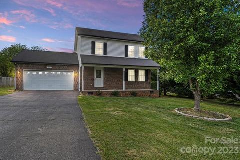 201 Pine Meadows Cir, Hickory, NC 28601
