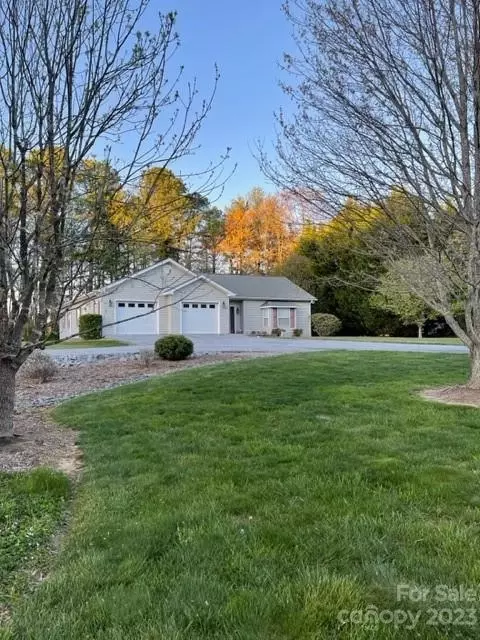 88 Terrace Field Trl, Flat Rock, NC 28731