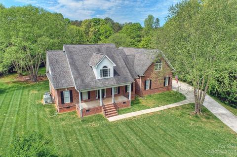 304 Forbes Ct, Lake Wylie, SC 29710