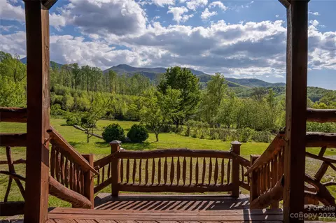 109 Carriage Dr, Burnsville, NC 28714