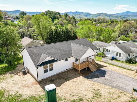 64 Elizabeth St, Canton, NC 28716