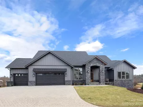 627 Daniel Circle Dr, Mills River, NC 28759