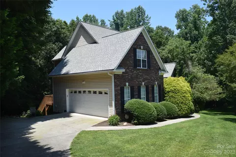 6521 Emory Dr, Hickory, NC 28601 photo 2
