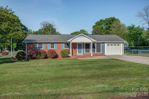 203 Maple Dr, Mount Holly, NC 28120