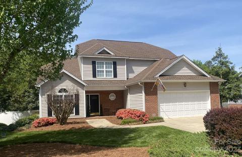 1949 Twin Ponds Dr, Hickory, NC 28602