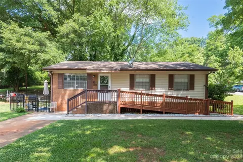 2200 Longleaf Dr, Charlotte, NC 28210