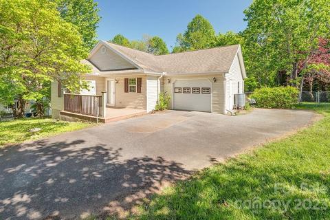 671 Crescent Dr, Saluda, NC 28773