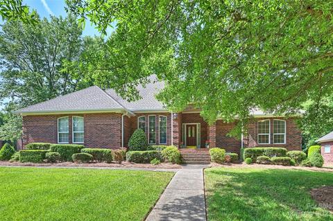 1332 Guildcrest Dr, Charlotte, NC 28213