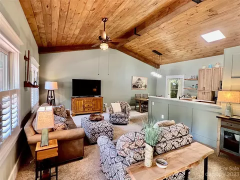 2 Duya Ct, Brevard, NC 28712