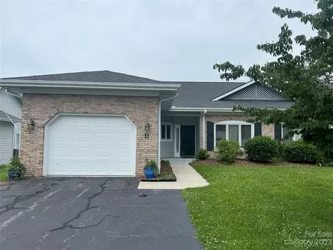 4 Country Meadows Ln, Hendersonville, NC 28792