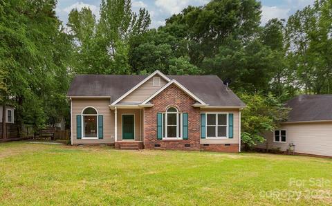 317 Enchanted Dr, Matthews, NC 28104