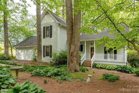 102 Sugar Mill Woods Dr, Zirconia, NC 28790