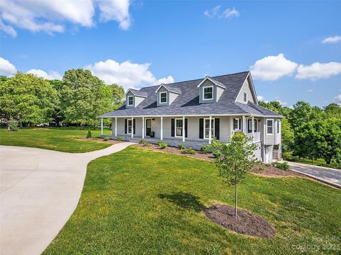 56 Amber W Dr, Horse Shoe, NC 28742