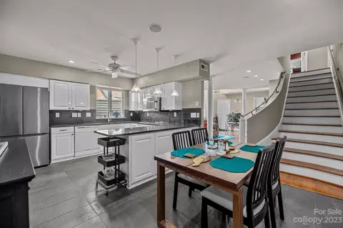 1642 Hollow Dr, Charlotte, NC 28212