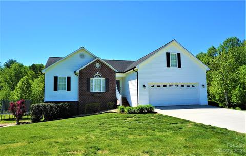 2492 Harvest Dr, Hickory, NC 28601