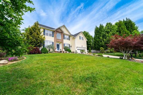 67 Walnut Crest Rd, Fletcher, NC 28732