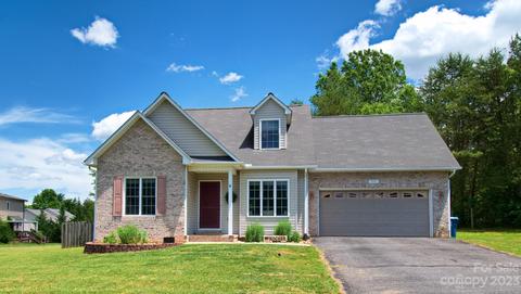 100 Pine Meadows Cir, Hickory, NC 28601