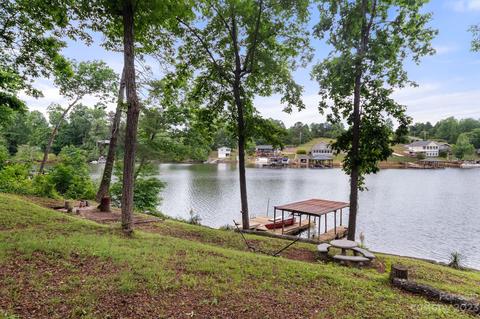 247 Michaels Gap Ln, Hickory, NC 28601