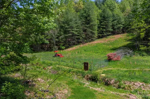 205 Fog Hollow Dr, Green Mountain, NC 28740