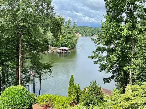 894 N Shore Dr, Hickory, NC 28601