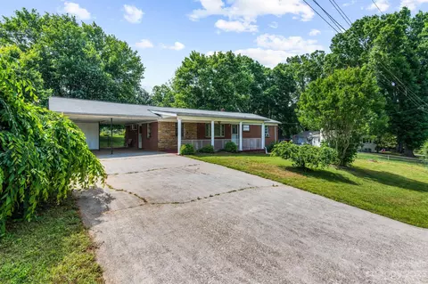 2636 W View Acres St, Hickory, NC 28601