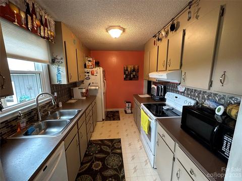 1377 Pear Dr, Conover, NC 28613 photo 17