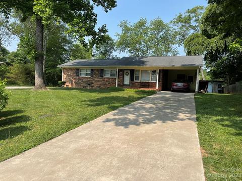 1297 Oak Hill Dr, Morganton, NC 28655