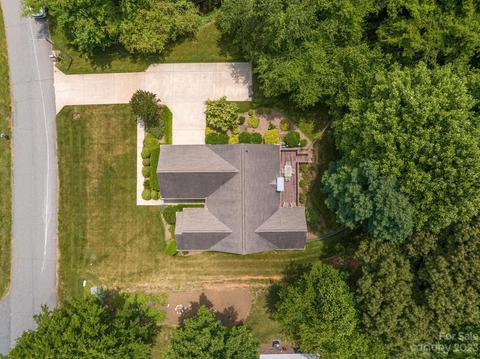 409 Mooreland Dr NE, Conover, NC 28613 photo 3