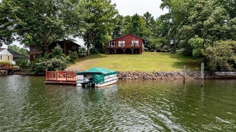 6271 Reitzel Dr, Hickory, NC 28601