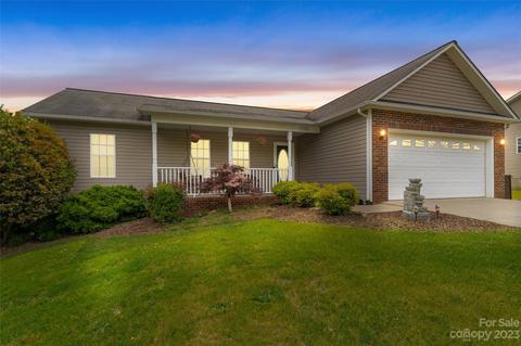 204 Pine Meadows Cir, Hickory, NC 28602
