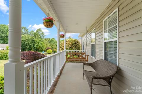 204 Pine Meadows Cir, Hickory, NC 28602 photo 4