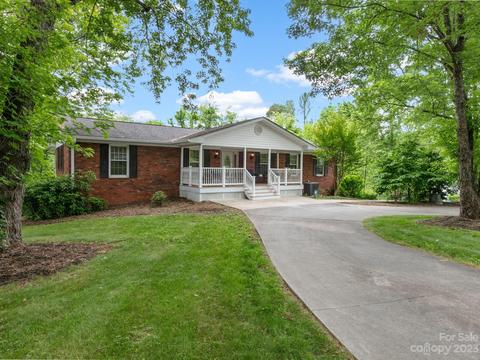 89 Twin Lakes Dr, Candler, NC 28715