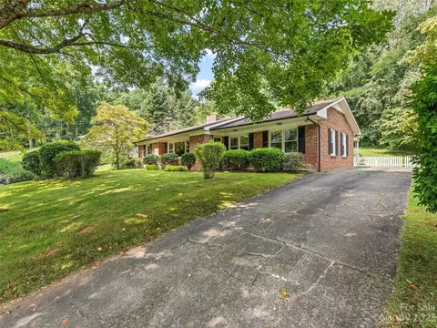 799 Woodfield Dr, Waynesville, NC 28786
