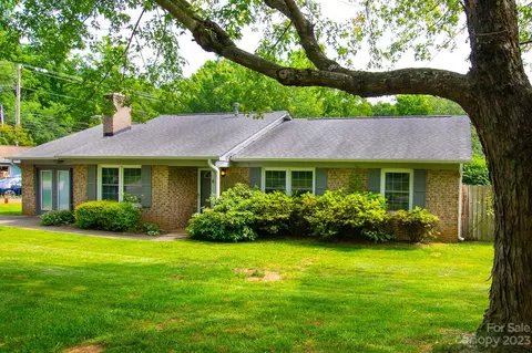 6 Knoll Ridge Dr, Asheville, NC 28804