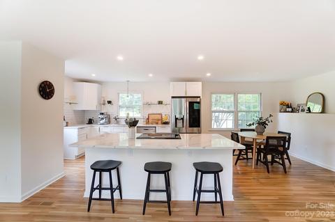 1226 Fox Run Dr, Charlotte, NC 28212