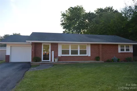 9 Swiss Ave, Burnsville, NC 28714