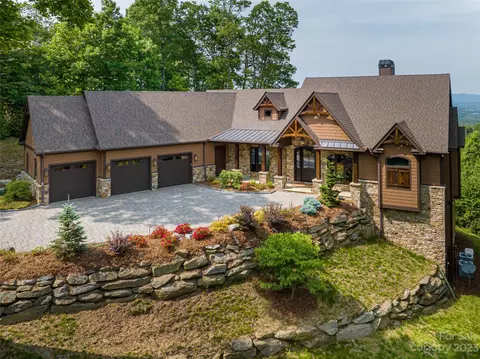 107 Ingleside Ct, Flat Rock, NC 28731