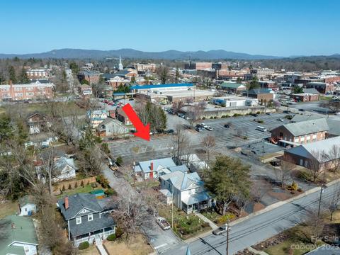 337 1st Ave W, Hendersonville, NC 28739