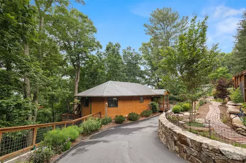 8 Mayflower Dr, Asheville, NC 28804