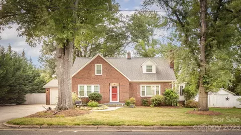 1037 5th St, Hickory, NC 28601