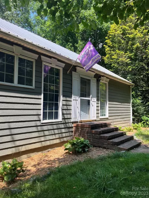 998 Country Club Dr, Cullowhee, NC 28723