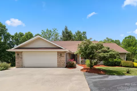 1461 Mountain Meadow Dr, Hendersonville, NC 28739