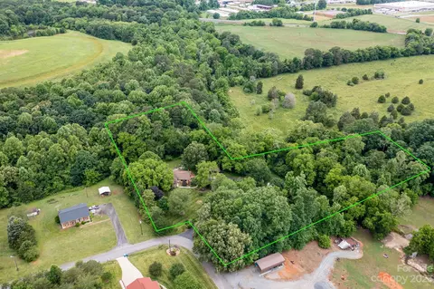 1917 Lakeside Ln, Conover, NC 28613 photo 3
